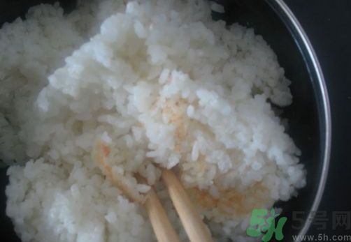 煮米饭要放多少水合适,怎么蒸大米饭水的比例