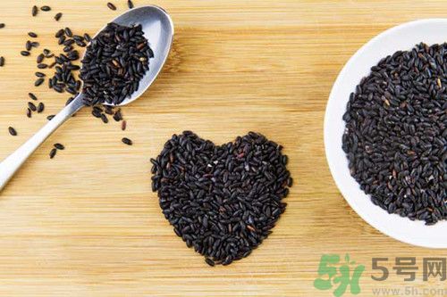 牛奶和芝麻能同吃吗,牛奶和黑芝麻一起吃好吗