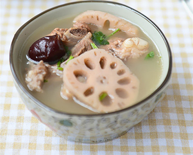 莲藕排骨汤的做法怎么不黑,排骨莲藕汤怎么做才能不黑