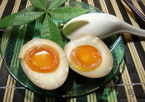 一天可以吃很多个鸡蛋吗,鸡蛋一天能吃几个吃多了会怎么样 一天可以吃很多个鸡蛋吗,鸡蛋一天能吃几个吃多了会怎么样