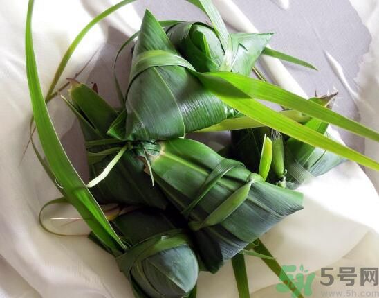 粽子煮熟后可以一直泡在水里吗,粽子煮好后要泡水里吗 粽子煮熟后可以一直泡在水里吗,粽子煮好后要泡水里吗