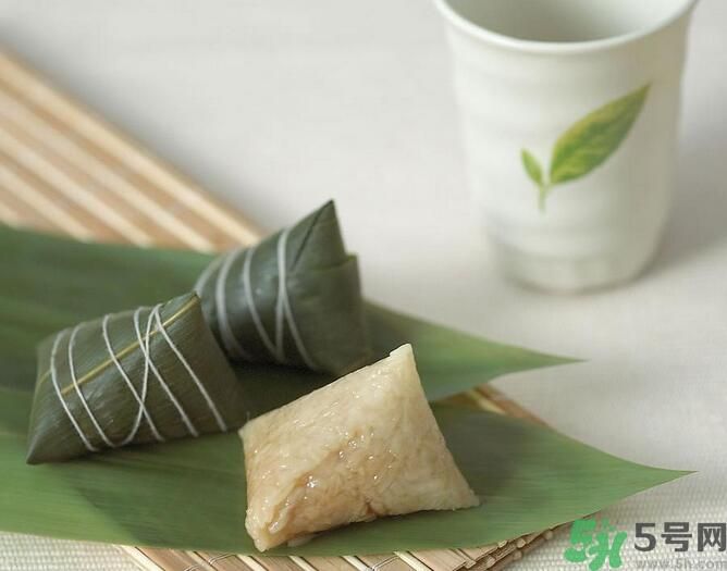 粽子可以和鸡蛋可以一起吃吗,皮蛋可以和汤圆一起吃吗