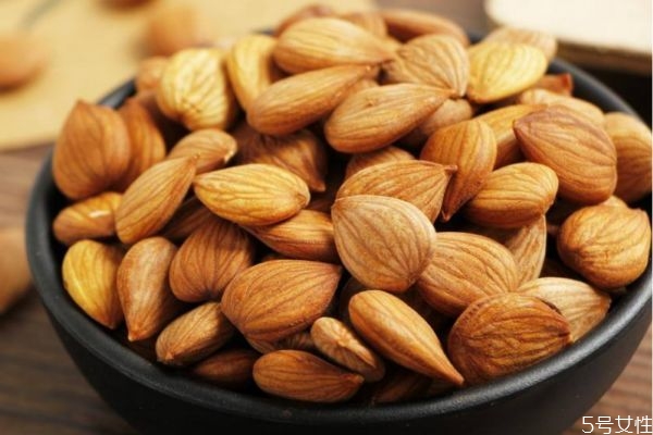 怎么区别苦杏仁和甜杏仁,普通的杏仁是苦杏仁还是甜杏仁