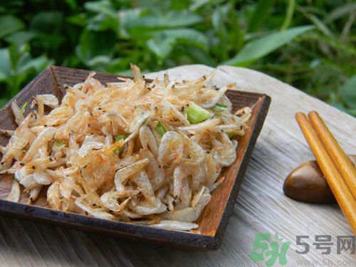 绿豆芽和虾皮能一起吃吗,绿豆芽能和虾一起吃吗