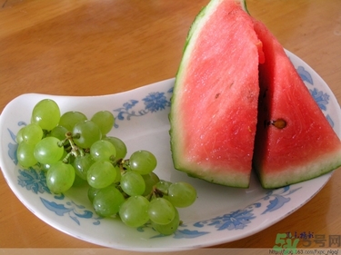 葡萄可以和西瓜一起吃吗,西瓜不可以和什么水果一起吃