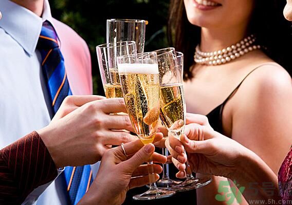 喝酒脸发白的人怎么样,喝酒脸红的人酒量大还是脸白的人酒量大 喝酒脸发白的人怎么样,喝酒脸红的人酒量大还是脸白的人酒量大