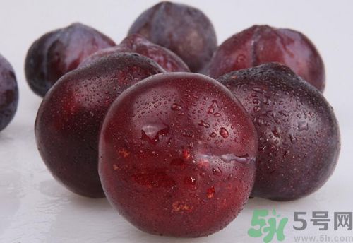 李子是甜的还是酸的?,李子外表挺好里面变黑