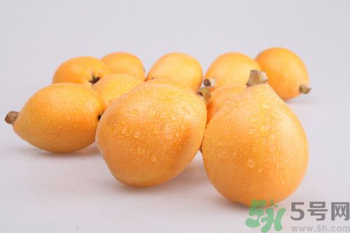 枇杷和牛奶可以一起吃吗,牛奶和枇杷膏能一起吃吗