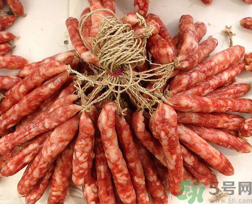 腊肠发霉还能吃吗,腊肠发霉了还能吃吗 轻微发霉处理后还能吃 腊肠发霉还能吃吗,腊肠发霉了还能吃吗 轻微发霉处理后还能吃