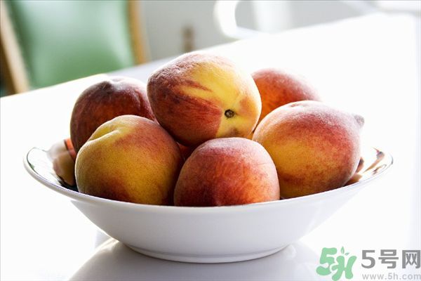 桃子有红色的吗,桃子红红的还有什么的