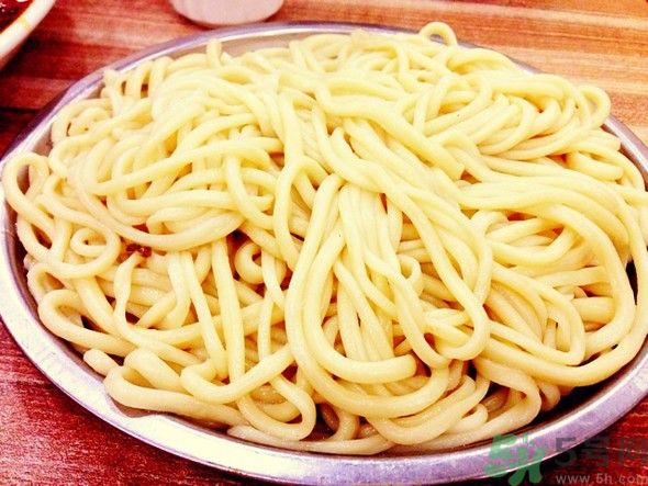 晚上吃白面条会长胖吗,每天晚上吃面食会长胖吗