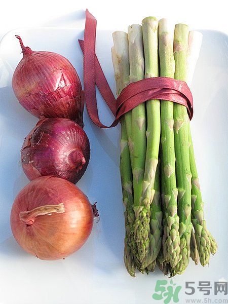 芦笋和洋葱能一起吃吗?,洋葱芦笋可以一起吃吗 芦笋和洋葱能一起吃吗?,洋葱芦笋可以一起吃吗