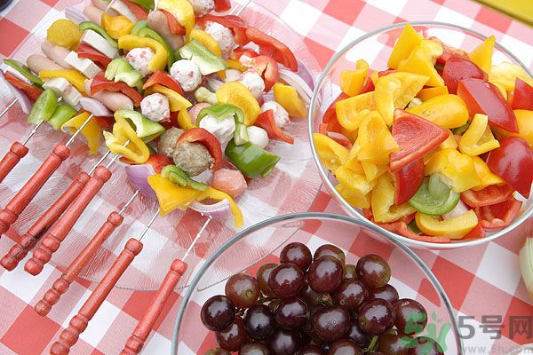 喉咙疼能吃葡萄吗,咽炎能吃葡萄吗?