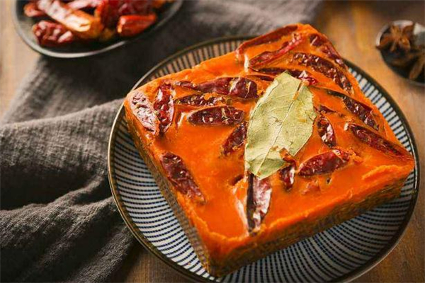 炒火锅底料用什么油,火锅底料的油是什么油,为什么遇冷就凝固