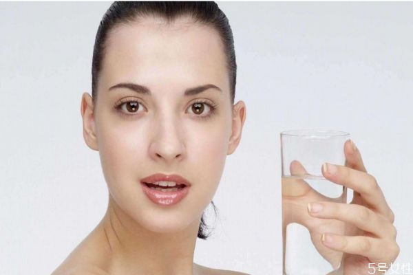 减肥每天要喝多少水最好,喝多少水才能减肥