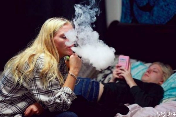 抽烟对脸上的痘痘有影响吗,抽烟对脸上的皮肤有影响吗