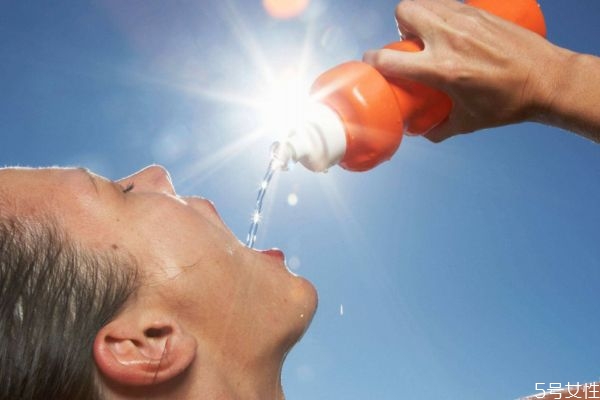 减肥运动完能马上喝水吗,减肥运动后可以马上喝水吗 减肥运动完能马上喝水吗,减肥运动后可以马上喝水吗