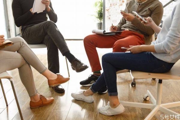 跷二郎腿对女性的危害,跷二郎腿对女性的危害 为什么女性不能经常跷二郎腿