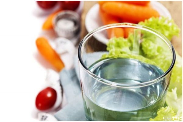 早上喝淡盐水有什么好处能减肥吗,早上喝淡盐水能减肥吗