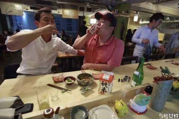 晚上呕吐是什么原因造成的,喝醉了一直吐有什么好的解决办法