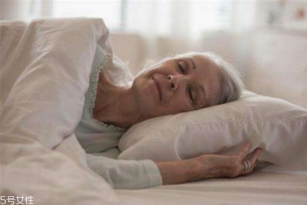 不同年龄段所需睡眠时间,划分睡眠不同阶段的主要依据是 不同年龄段所需睡眠时间,划分睡眠不同阶段的主要依据是