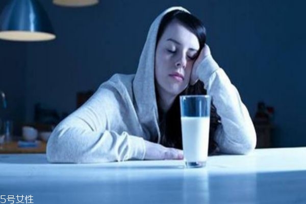 睡觉前喝什么牛奶好,睡前喝一杯牛奶的好处和坏处