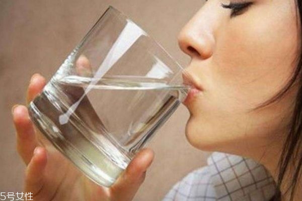 为什么晚上睡觉之前要少喝水,晚上睡觉前为什么不能多喝水