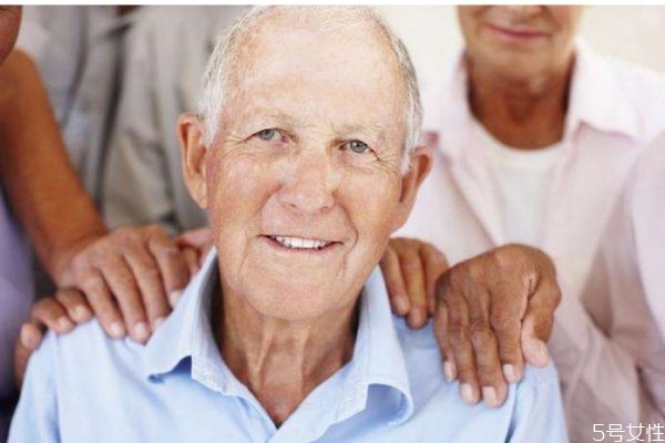 我老年痴呆啊,老年痴呆喜欢到处走