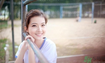 13岁女生平胸正常吗,来例假2年,13岁女生平胸正常吗?