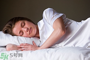 女生睡觉趴着睡对胸好不好,长期趴着睡觉对乳房有什么影响