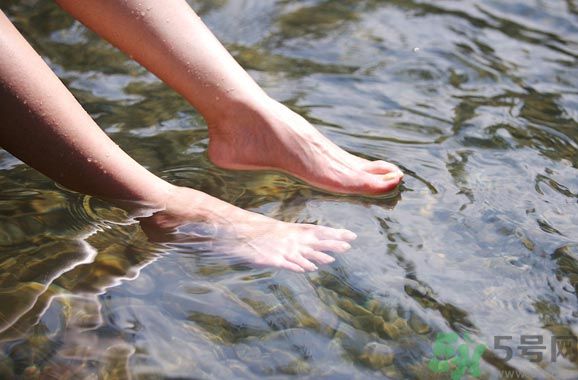 用热水洗脚好还是用凉水洗脚好,开水洗脚好还是温水洗脚好!