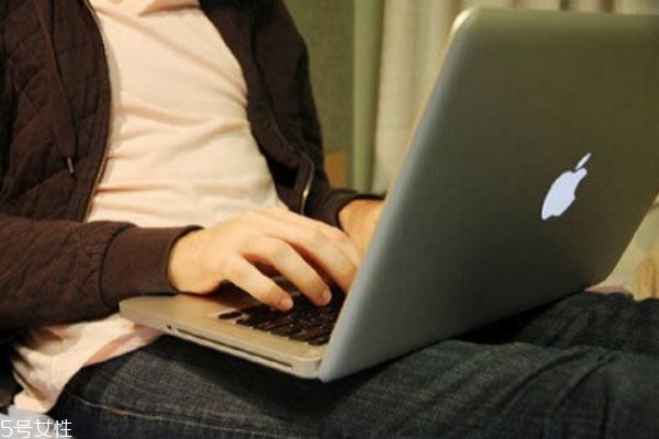 笔记本电脑可以放腿上玩吗,男生把笔记本放在腿上危害