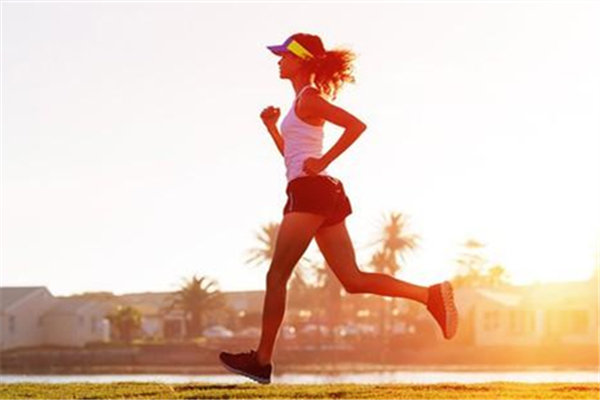 正确跑步姿势视频,怎样练跑步速度和持久力 正确跑步姿势视频,怎样练跑步速度和持久力