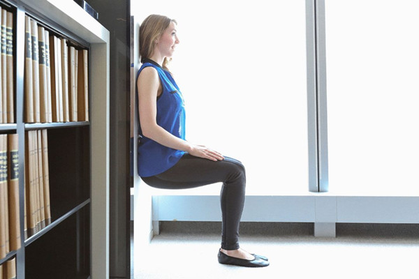 靠墙半蹲练什么,贴墙半蹲正确姿势图解