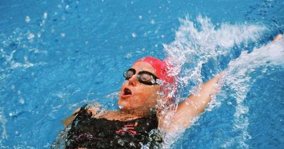 仰泳适合初学者吗,初学者如何学仰泳 仰泳适合初学者吗,初学者如何学仰泳