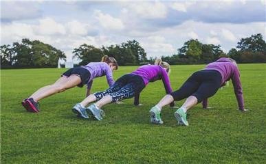 立卧撑的好处,立卧撑是练什么的