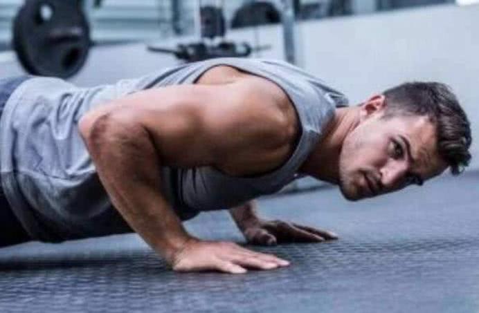 俯卧撑可以练肩膀吗?,怎样做俯卧撑不伤肩膀