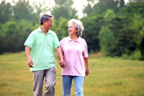 晚上在树林里散步好不好,什么时候在树林中散步最好