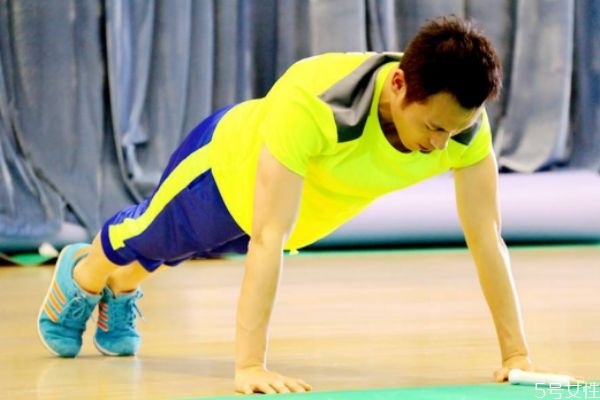 女生做俯卧撑可以减肥吗,做俯卧撑能瘦肚子吗