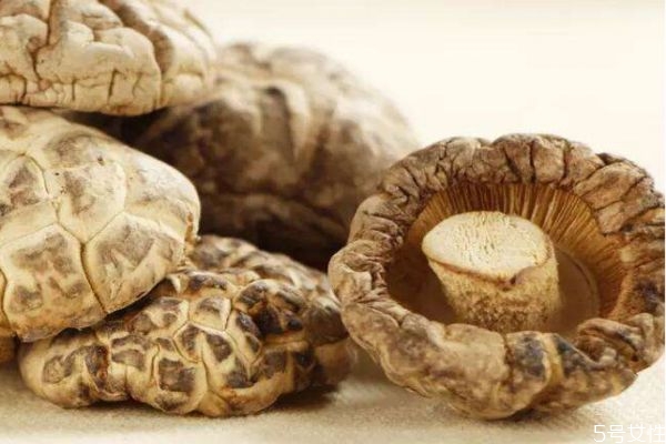 吃香菇有啥好处,吃香菇的好处和坏处