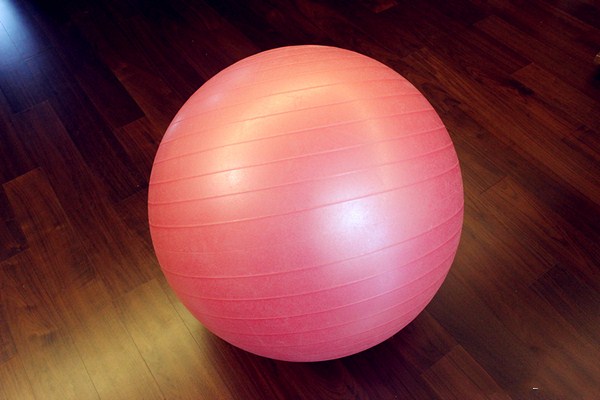长期练瑜伽球的惊人效果,怎样练瑜伽球