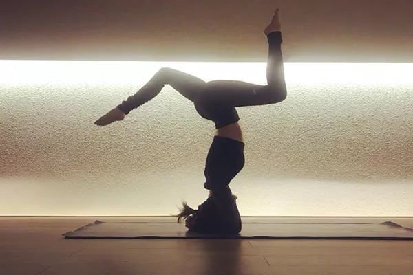 瑜伽倒立怎么练视频教程,瑜伽倒立怎么练