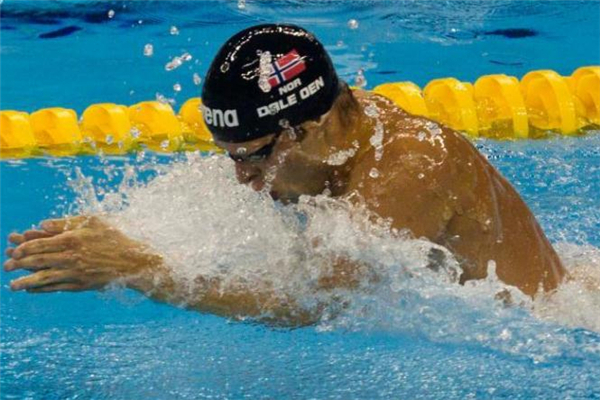 蛙泳为什么头抬不高吸气不足,蛙泳头抬不高是什么原因