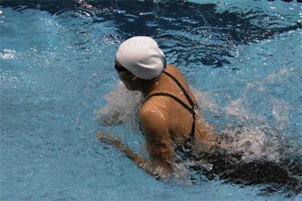 蛙泳窄蹬腿伤膝盖吗?,蛙泳窄蹬腿和宽蹬腿伤膝盖 蛙泳窄蹬腿伤膝盖吗?,蛙泳窄蹬腿和宽蹬腿伤膝盖