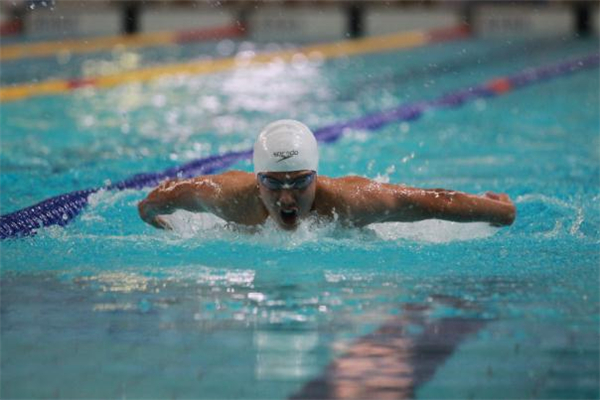 蛙泳腰疼是姿势不对吗,蛙泳时腰疼是怎么回事 蛙泳腰疼是姿势不对吗,蛙泳时腰疼是怎么回事