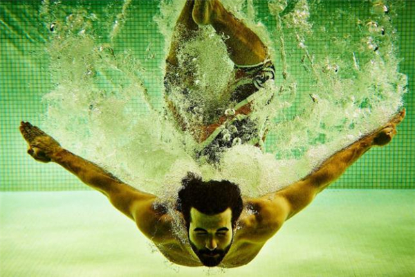 高血压能不能游冬泳,高血压患者能冬泳吗