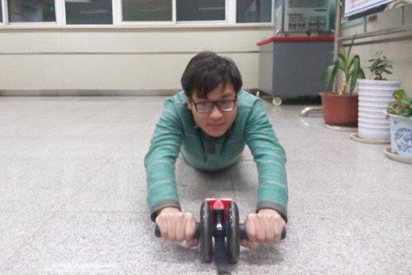 新手健腹轮一天做多少最佳,健腹轮每次练多少