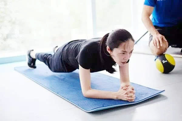 瑜伽平板支撑的正确做法,做平板支撑的正确姿势