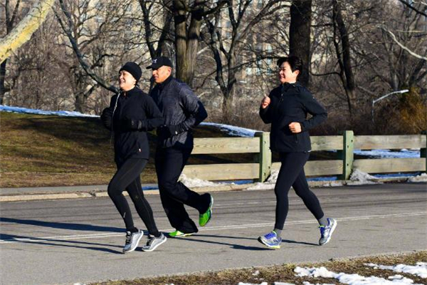 慢跑和打羽毛球哪个减肥效果好,打羽毛球跟跑步哪个更减肥 慢跑和打羽毛球哪个减肥效果好,打羽毛球跟跑步哪个更减肥