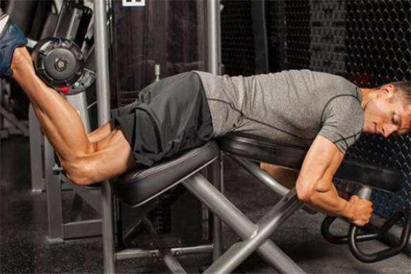 俯卧腿弯举的标准动作视频,俯卧腿弯举动作要领